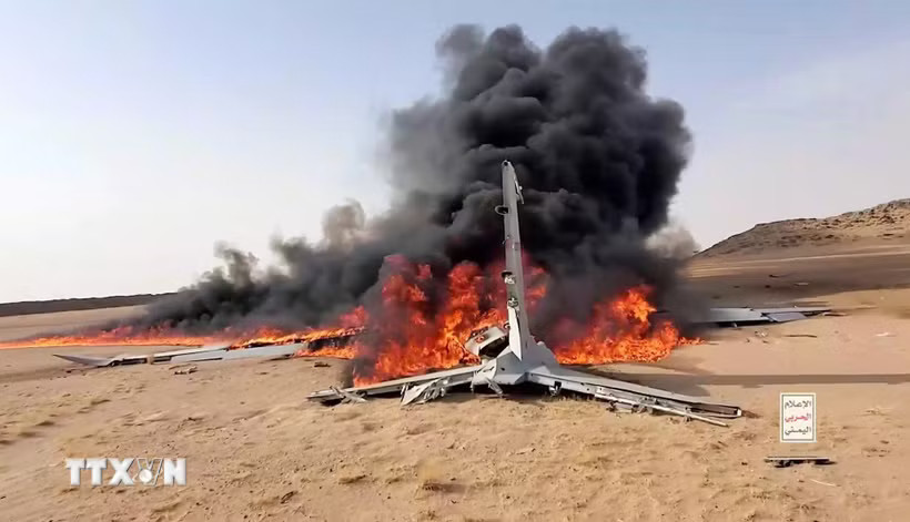 Máy bay không người lái do thám được cho là của Saudi Arabia bị lực lượng Houthi ở Yemen bắn hạ tại tỉnh miền Bắc Al-Jawf, ngày 26/7/2026. (Ảnh: THX/TTXVN phát)