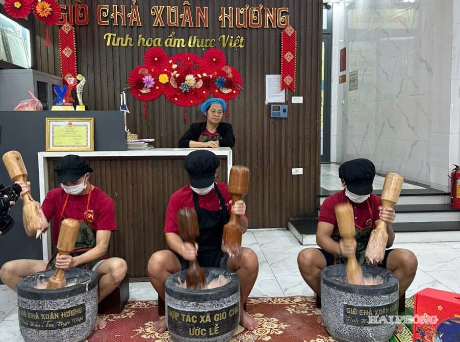 Hợp tác xã giò chả Xuân Hương sản xuất giò chả Ước Lễ, đặc sản truyền thống của Hà Nội, luôn tích cực tham gia các chương trình hội chợ, tuần hàng tại Hải Phòng.