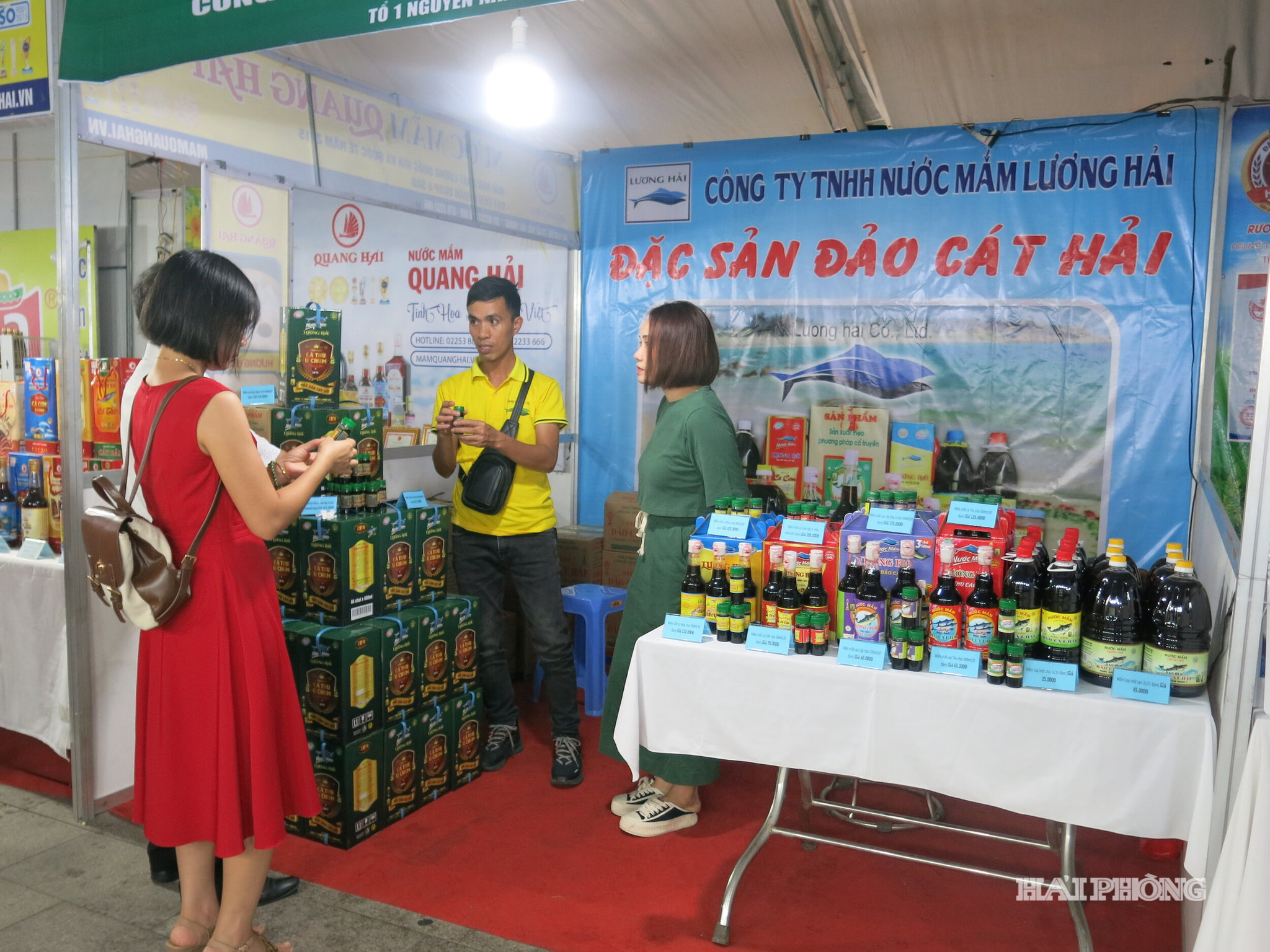 Nhiều người tiêu dùng lựa chọn sản phẩm của các doanh nghiệp sản xuất nước mắm truyền thống Cát Hải.