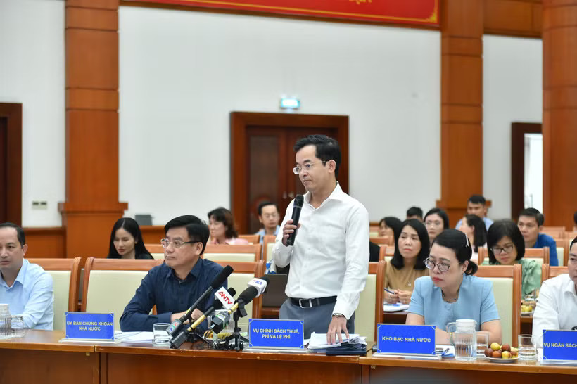 Ông Trương Bá Tuấn cho biết các tiêu chí, khái niệm để xác định thế nào là đất bỏ hoang, đất chậm trong hệ thống văn bản pháp luật về đất đai. (Ảnh: BTC/Vietnam+)