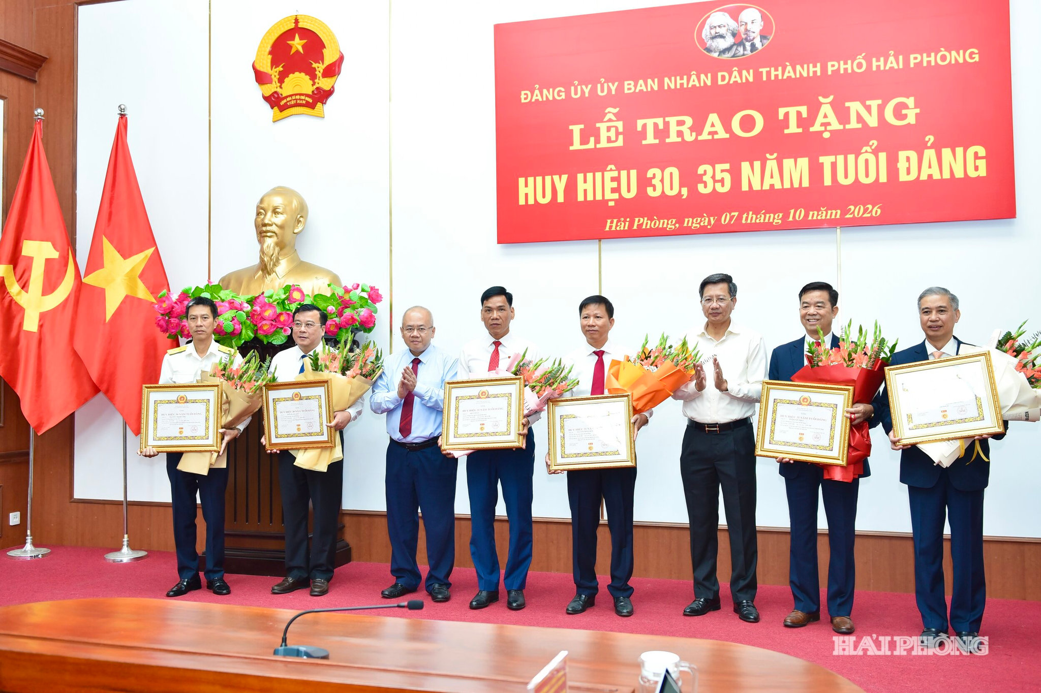 Các đồng chí: Đỗ Thành Trung, Phó Bí thư Thành uỷ, Chủ tịch UBND thành phố; Lê Anh Quân, Uỷ viên Ban Thường vụ Thành uỷ, Phó Chủ tịch Thường trực UBND thành phố trao Huy hiệu Đảng và tặng hoa chúc mừng các đảng viên.