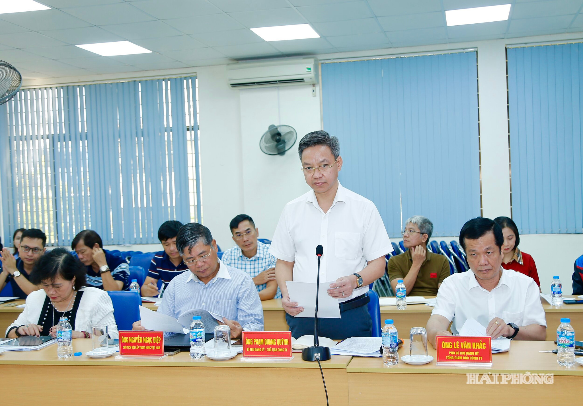 Đồng chí Phạm Quang Quỳnh, Chủ tịch Công ty TNHH MTV Thoát nước Hải Phòng báo cáo tình hình sản xuất kinh doanh của công ty .