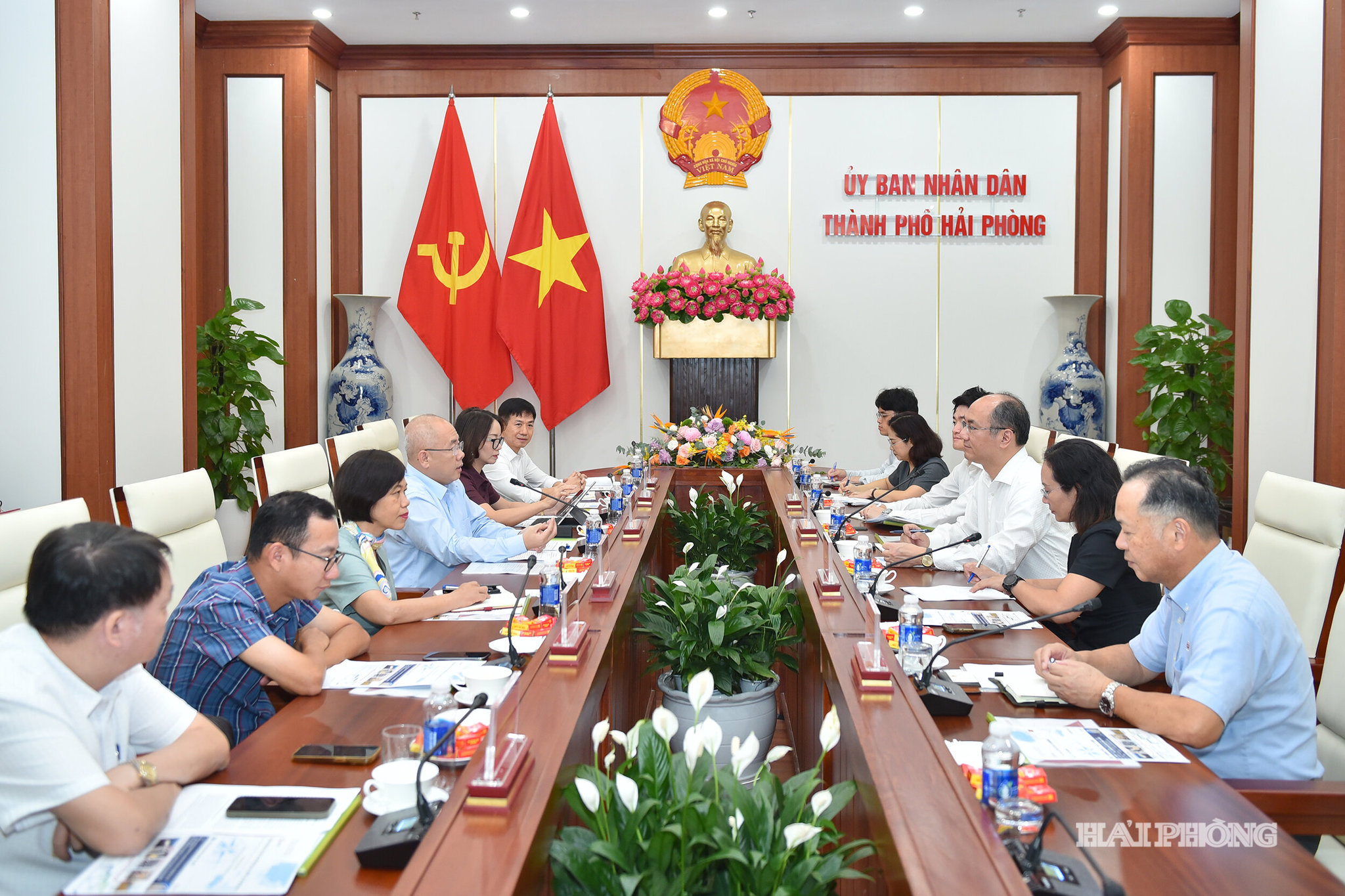 Quang cảnh cuộc làm việc.