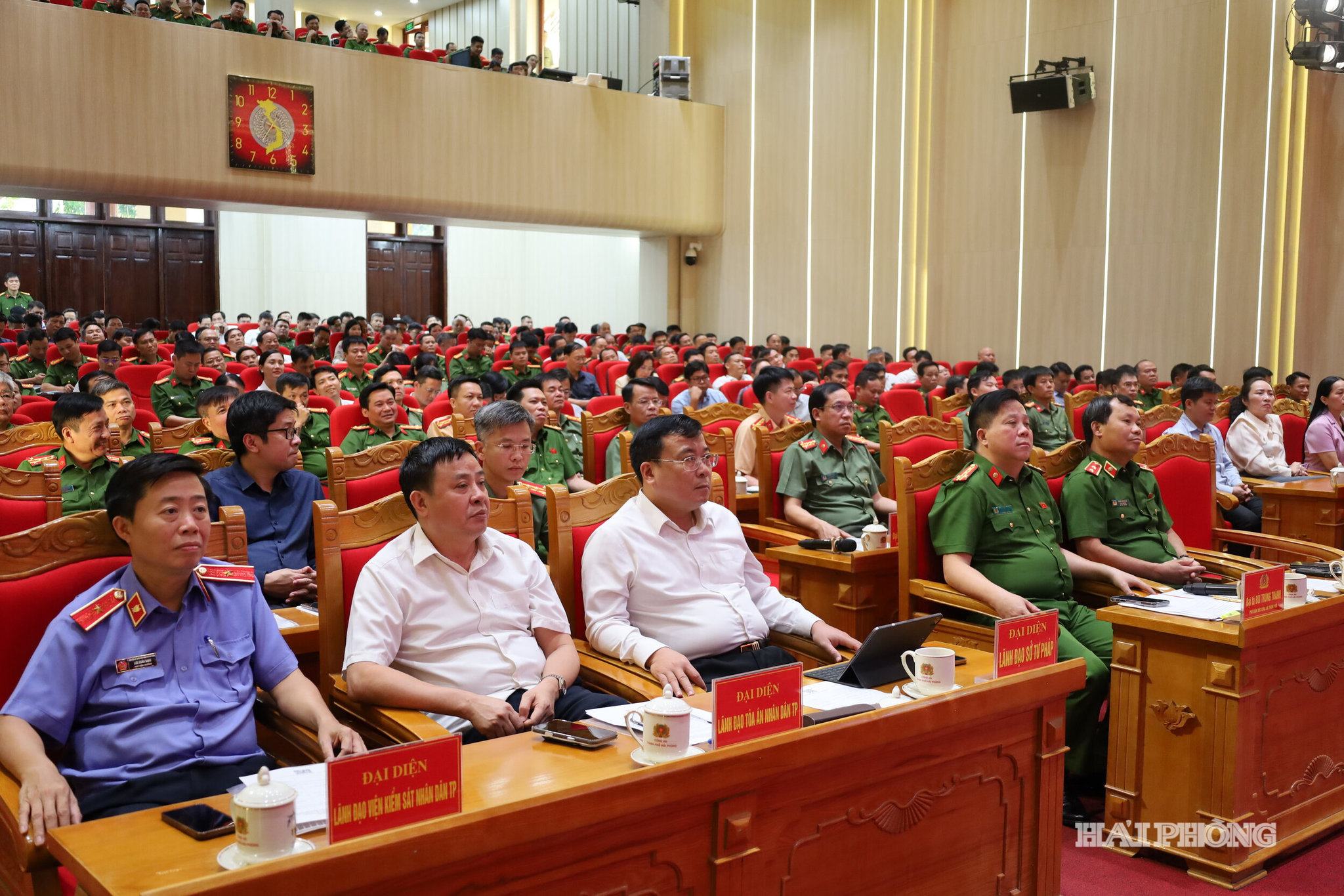 dai-bieu.jpg
