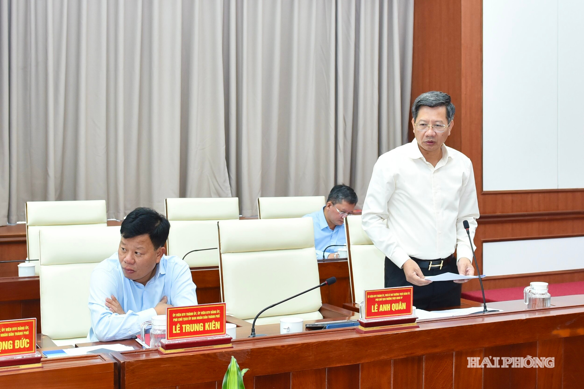 Đồng chí Lê Anh Quân, Uỷ viên Ban Thường vụ Thành uỷ, Phó Chủ tịch Thường trực UBND thành phố phát biểu tại hội nghị.