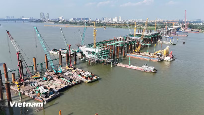 Dự án cầu Trần Hưng Đạo đang được đơn vị nhà thầu gấp rút thi công để hoàn thành trước Hội nghị APEC 2027. (Ảnh: Việt Hùng/Vietnam+)