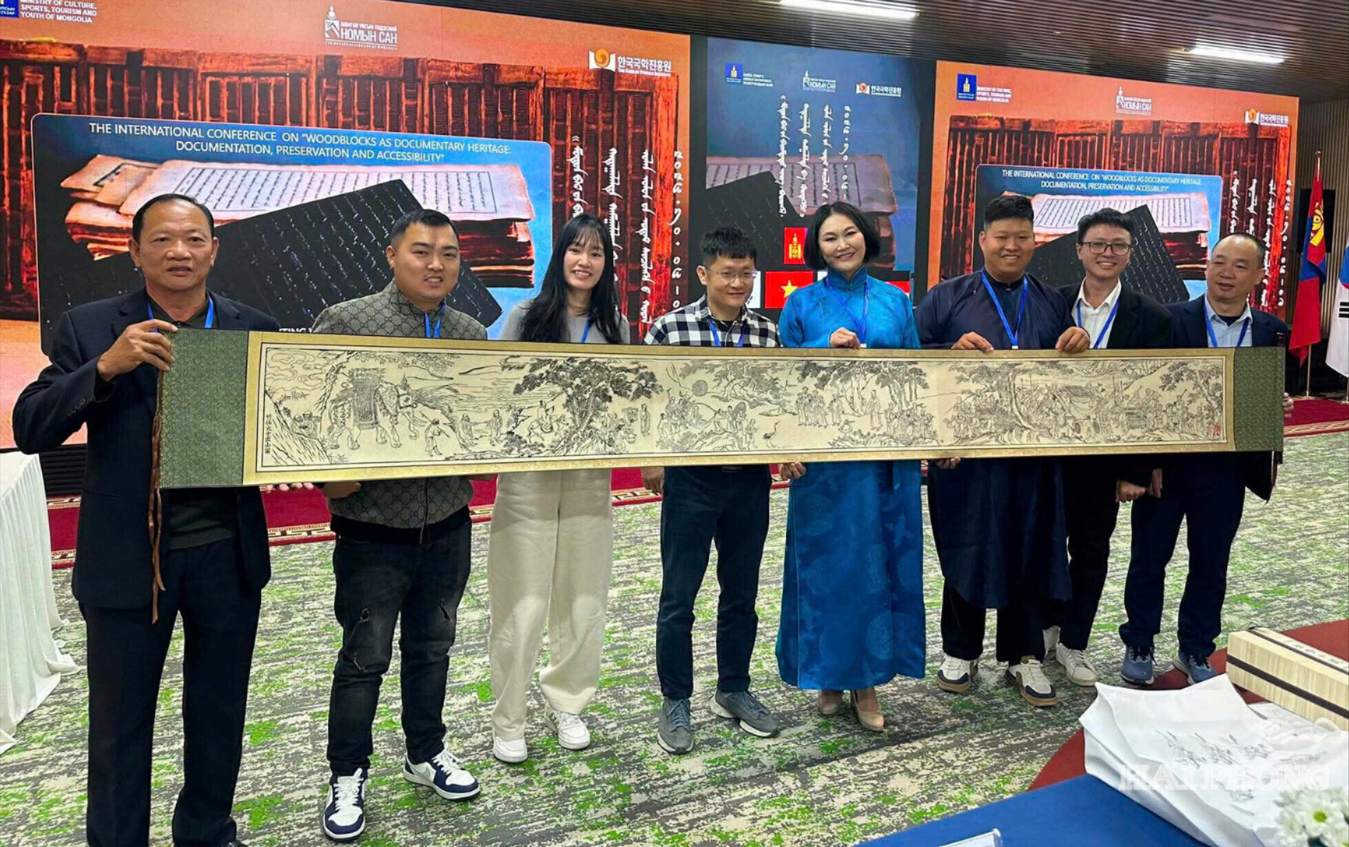 Nghệ nhân Nguyễn Công Đạt (thứ ba từ phải sang) giới thiệu nghề khắc in mộc bản Thanh Liễu tại Hội thảo quốc tế diễn ra ở Mông Cổ.