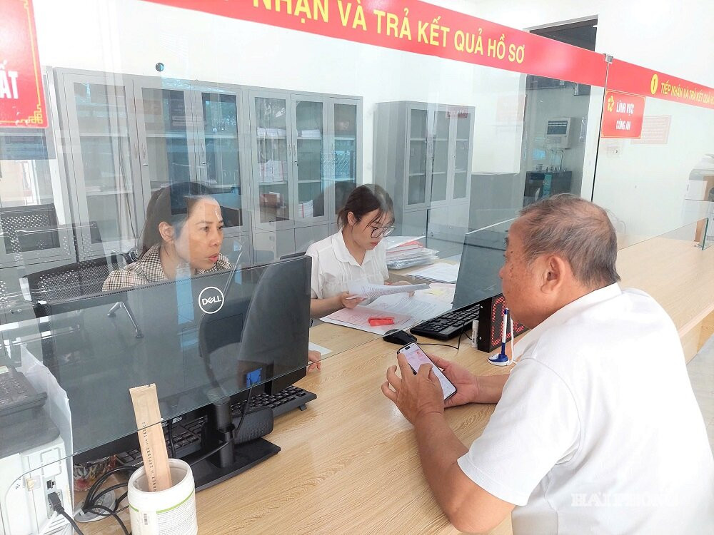 Hướng dẫn người dân kê khai nộp thuế. trên địa thoại d động