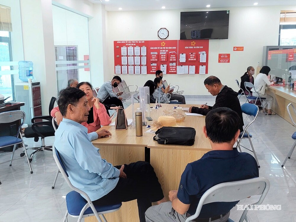 Phường Hưng Đạo niêm yết công khai các thủ tục hành chính giúp người dân, doanh nghiệp thuận tiện tra cứu thông tin, thực hiện các thủ tục hành chính nhanh gọn.