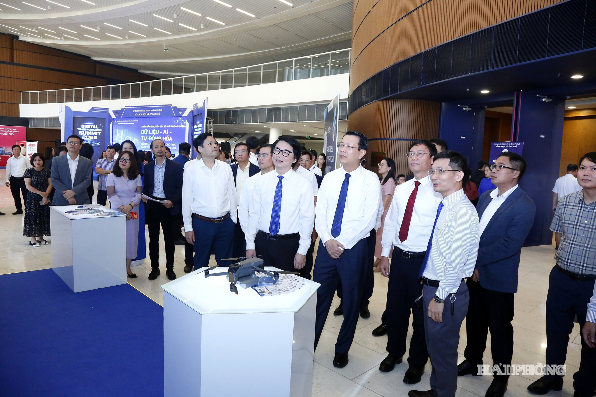 Các đại biểu thăm quan các gian trưng bày công nghệ