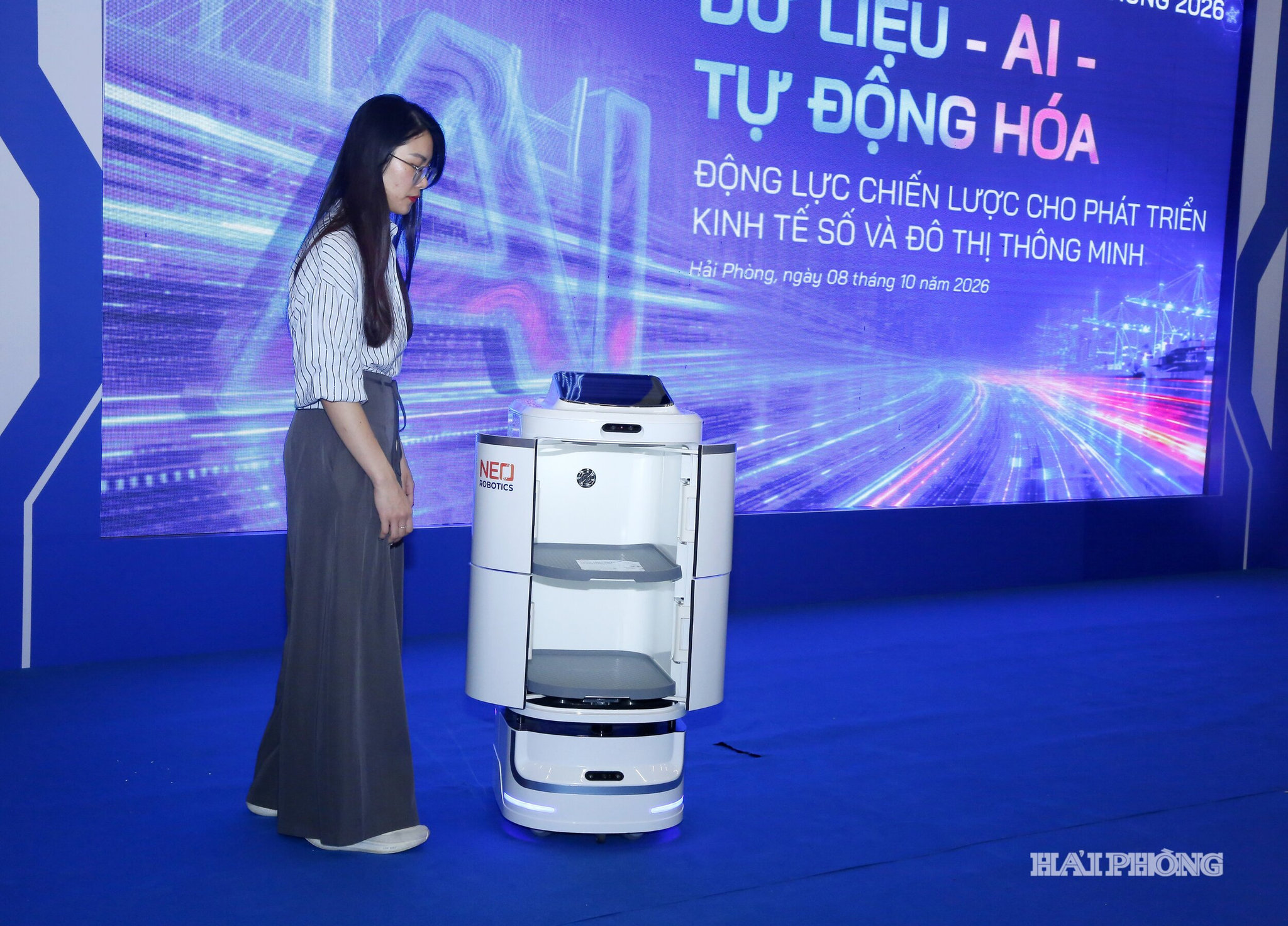 Robot giao hàng đang thực hiện nhiệm vụ