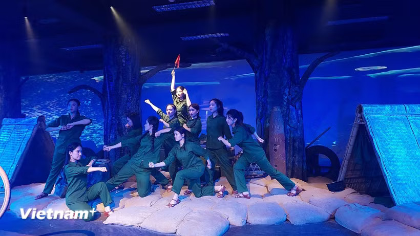 Chương trình “Huyền thoại tuổi thanh xuân” của đạo diễn, tác giả kịch bản Lê Quý Dương, biểu diễn thường xuyên tại Bảo tàng Phụ nữ Việt Nam. (Ảnh: Minh Thu/Vietnam+)