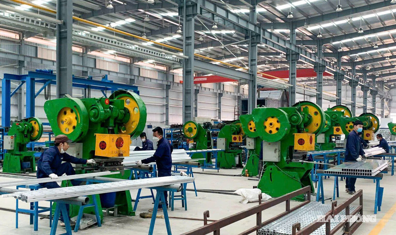 Duy trì sức sản xuất, hỗ trợ doanh nghiệp mở rộng hoạt động tạo nền tảng phát triển trong những tháng cuối năm và các năm tiếp theo.