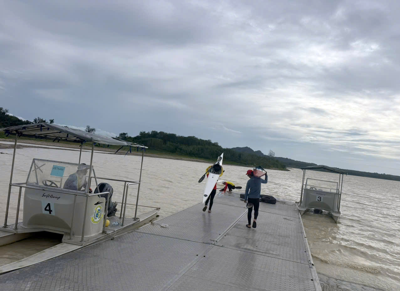 Các vận động viên đua thuyền Hải Phòng luyện tập trong chuyến tập huấn tại Trung tâm Đua thuyền Hoàng gia Thái Lan.