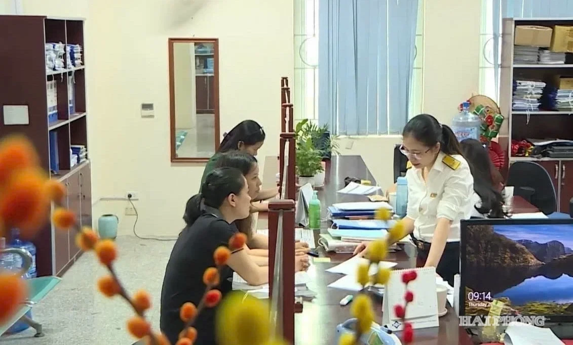 Công chức Thuế thành phố Hải Phòng giải đáp trực tiếp cho người nộp thuế. Ảnh: CTV