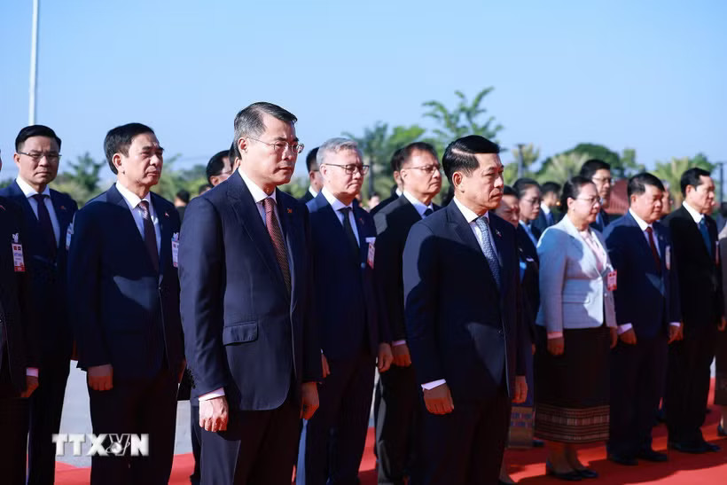 Thủ tướng Lê Minh Hưng và Thủ tướng Lào Saleumxay Kommasith dâng hoa tại Công viên Hữu nghị Lào-Việt Nam. (Ảnh: Dương Giang/TTXVN)