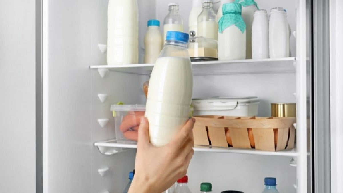 Sai lầm của nhiều người là để sữa tươi ở cánh cửa tủ lạnh.