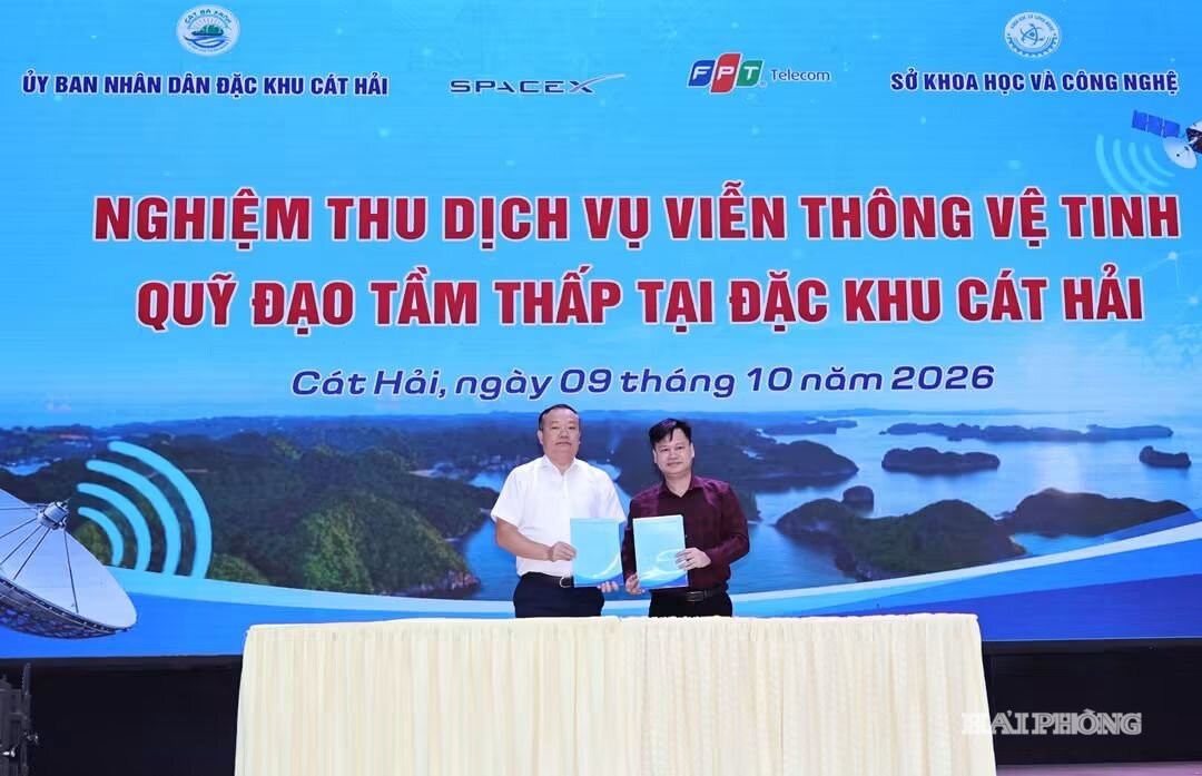 Đại diện lãnh đạo Sở Khoa học và Công nghệ và UBND đặc khu Cát Hải ký kết nghiệm thu, đưa vào sử dụng thiết bị