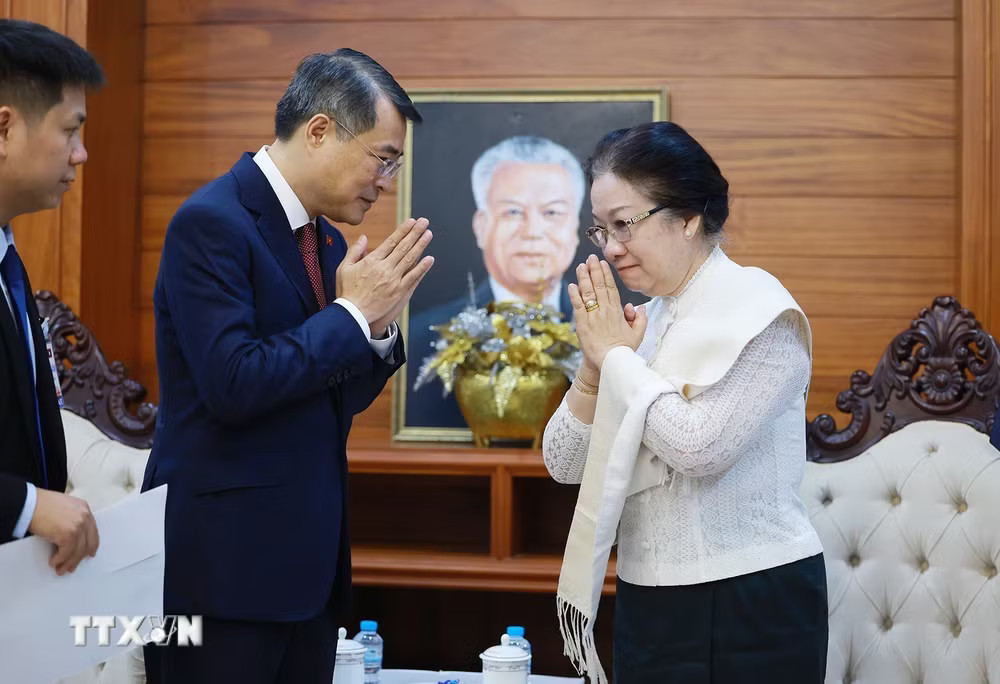 ttxvn_thu-tuong-le-minh-hung-tham-gia-dinh-co-chu-tich-quoc-hoi-lao-xaysomphone-phomvihane-4.jpg