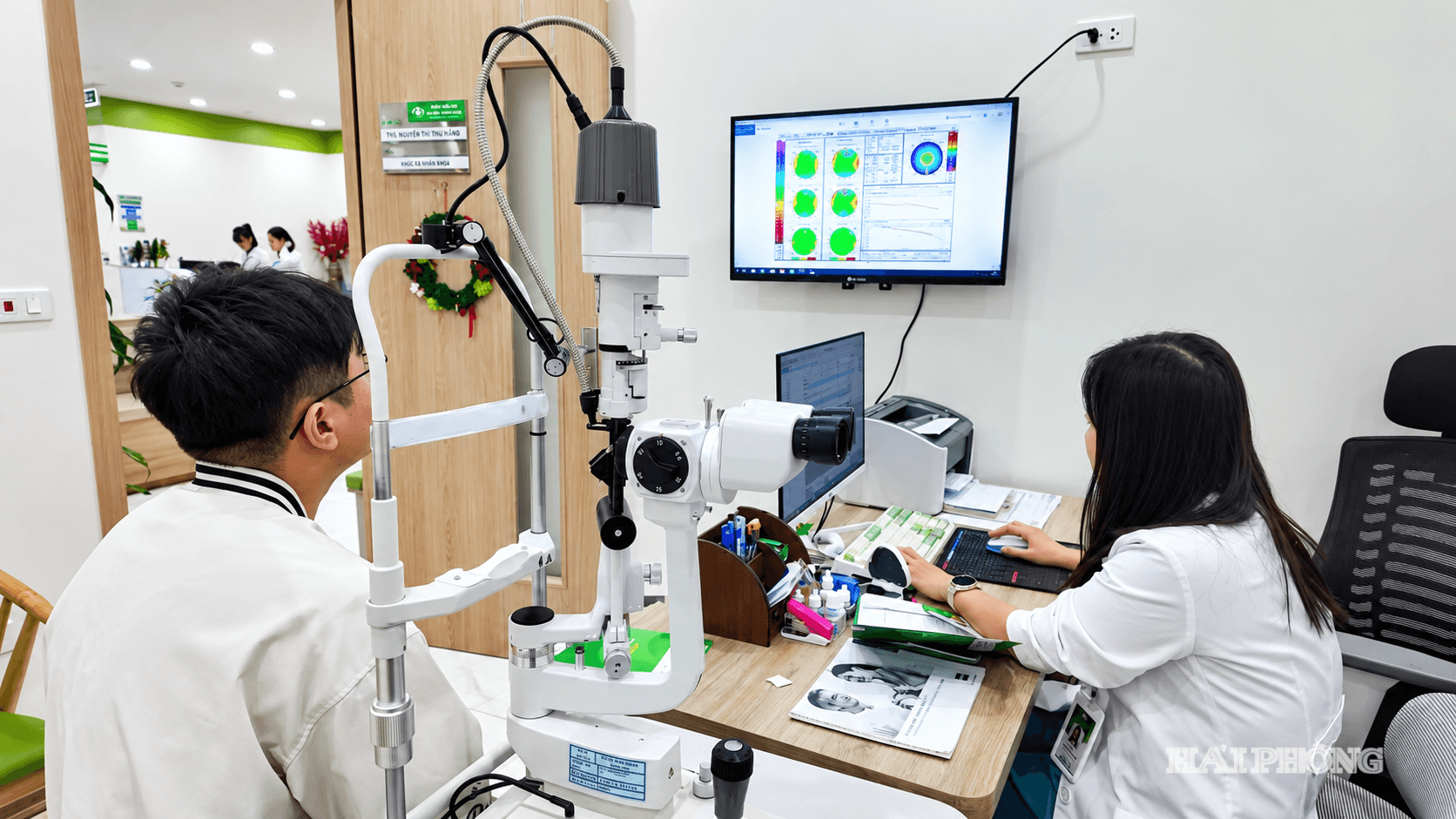 Khám mắt với bản đồ giác mạc màu sắc