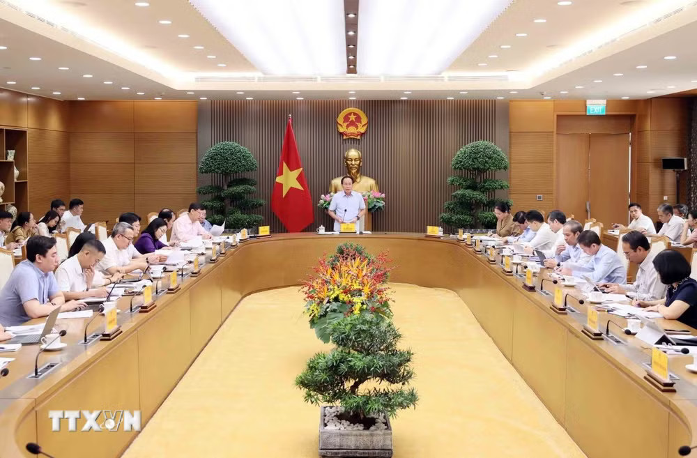 ttxvn_pho-thu-tuong-le-tien-chau-chu-tri-hop-ve-tien-do-tong-ra-soat-he-thong-van-ban-quy-pham-phap-luat-9578.jpg