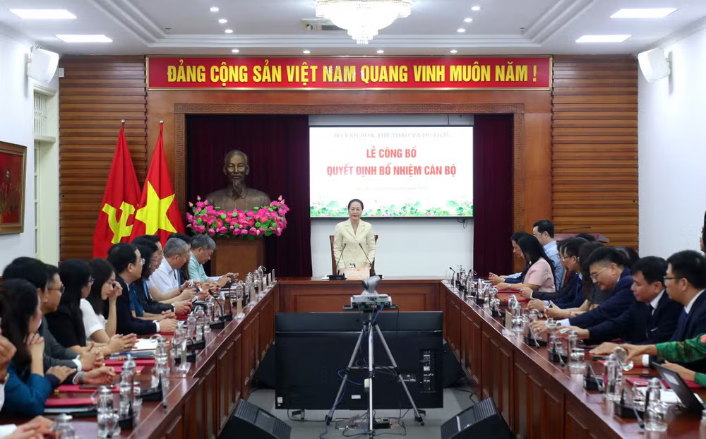 Bộ trưởng Bộ Văn hóa, Thể thao và Du lịch Lâm Thị Phương Thanh chủ trì lễ công bố quyết định. (Ảnh: Trần Huấn) 1791515911254-8587729477720079033-g5423084750378346966-7debe5317795ef3f4c1b96dfa61286cf.jpg