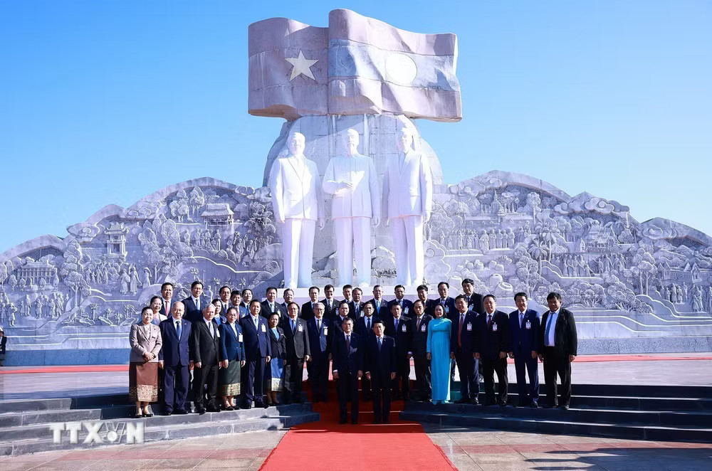 ttxvn_thu-tuong-le-minh-hung-va-thu-tuong-lao-saleumxay-kommasith-dang-hoa-tai-cong-vien-huu-nghi-lao-viet-nam-7.jpg