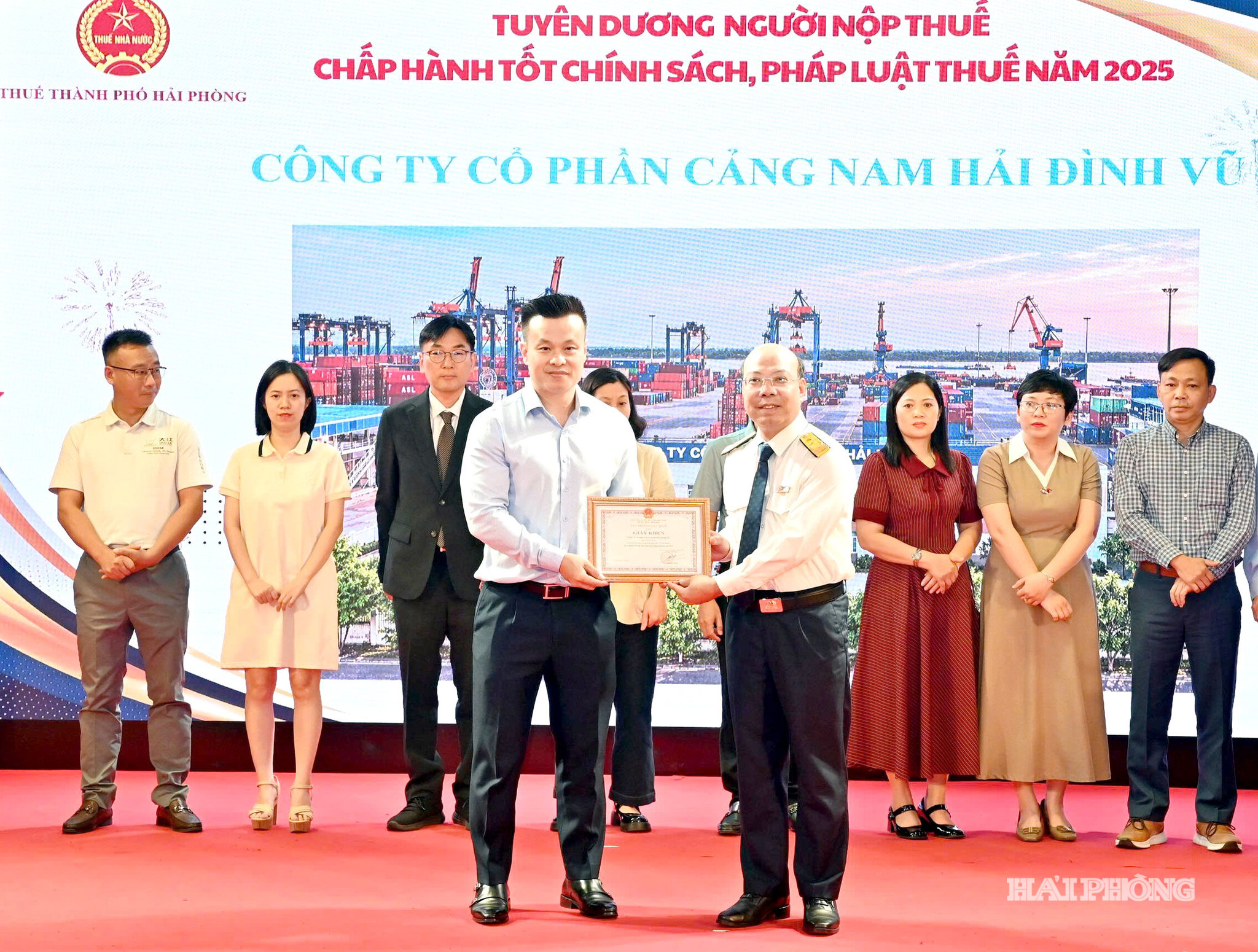 Lãnh đạo Thuế thành phố Hải Phòng trao giấy khen tặng doanh nghiệp nộp thuế chấp hành tốt chính sách, pháp luật thuế năm 2025.