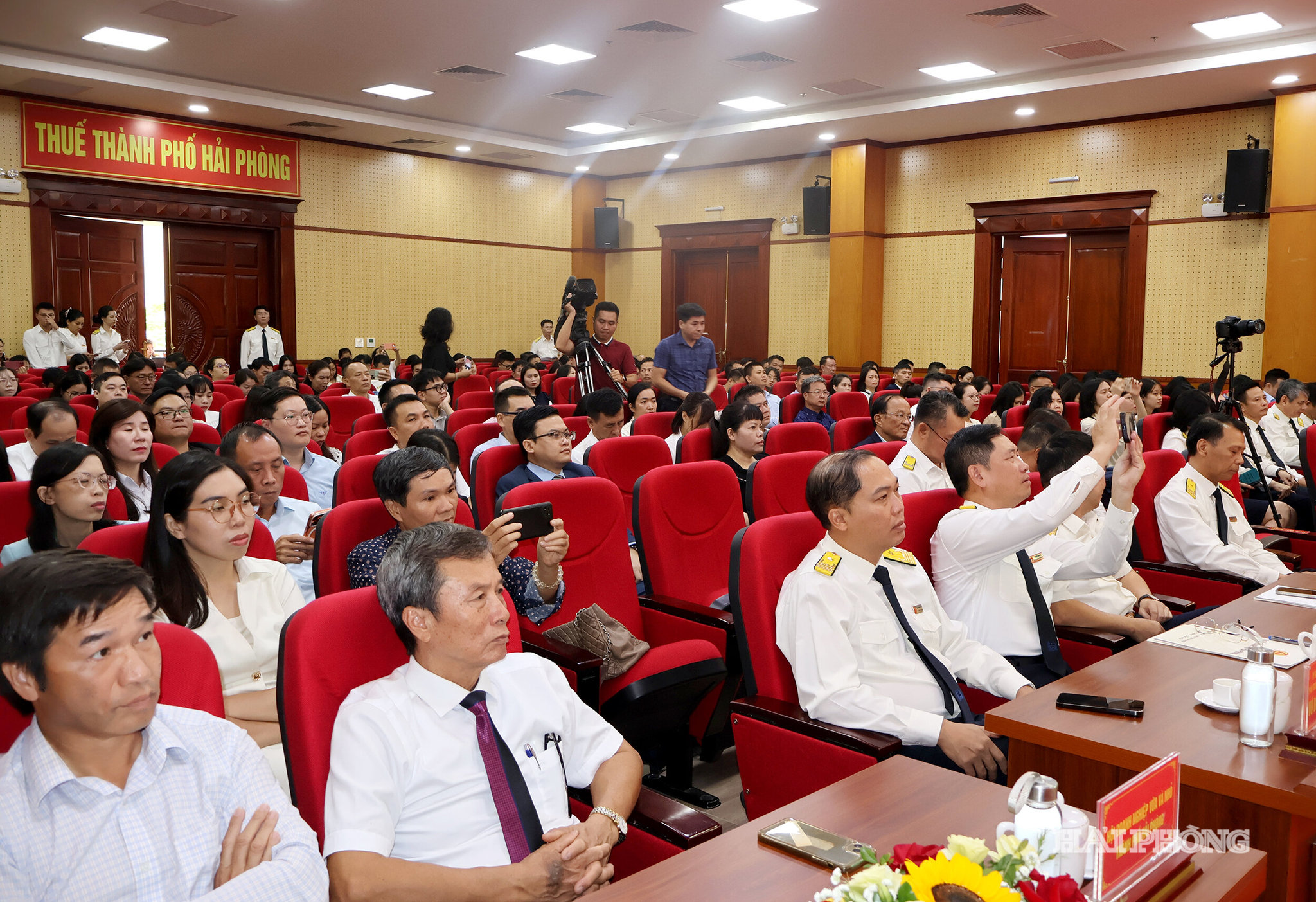 Các đại biểu dự hội nghị tuyên dương. 