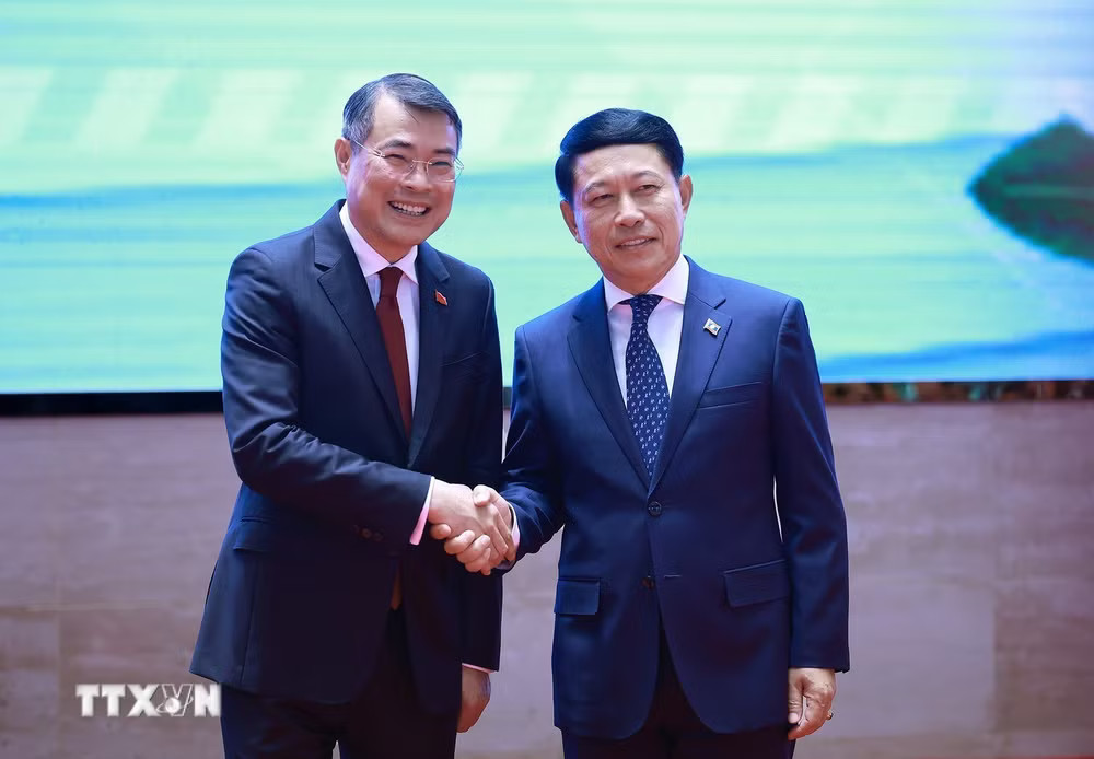 ttxvn_thu-tuong-le-minh-hung-va-thu-tuong-lao-saleumxay-kommasith-dong-chu-tri-hoi-nghi-xuc-tien-dau-tu-viet-nam-lao-7914.jpg