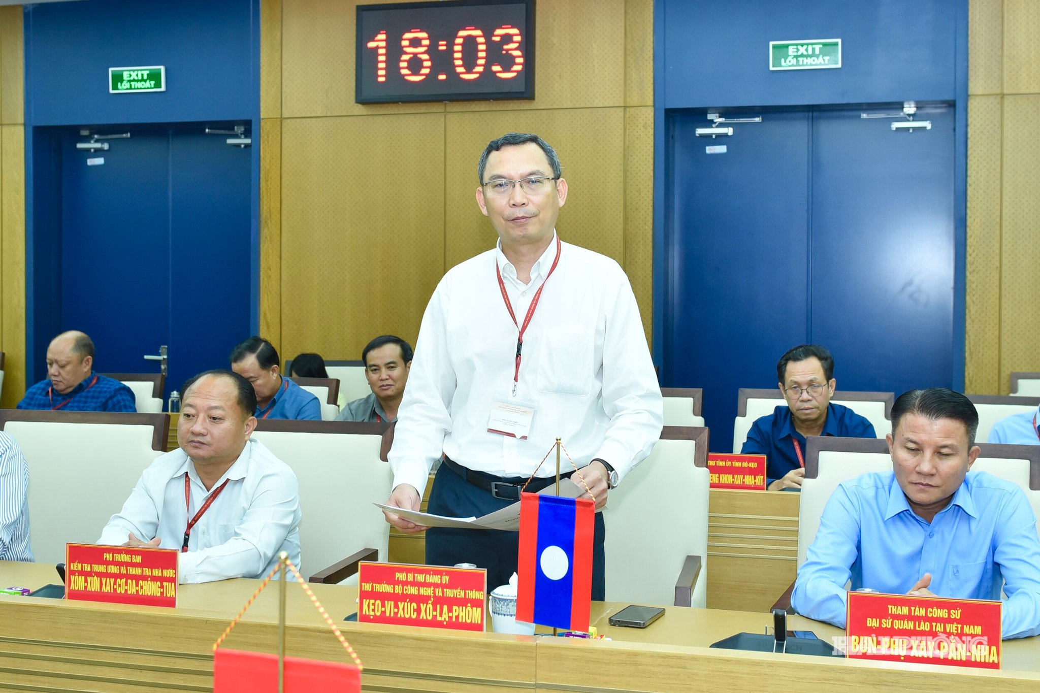 Đồng chí Kẹo-vi-xúc Xổ-lạ-phôm, Phó Bí thư Đảng ủy, Thứ trưởng Bộ Công nghệ và Truyền thông Lào phát biểu tại cuộc làm việc.