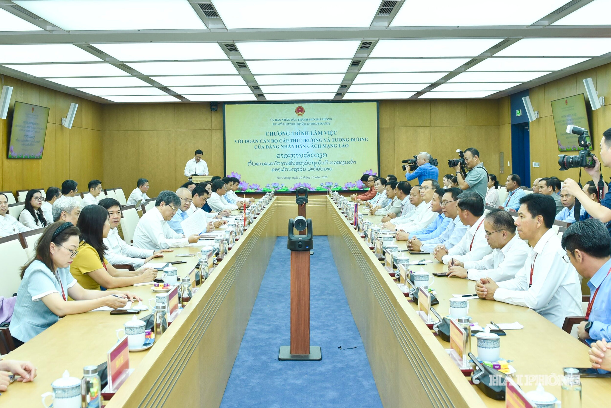 Quang cảnh cuộc làm việc.