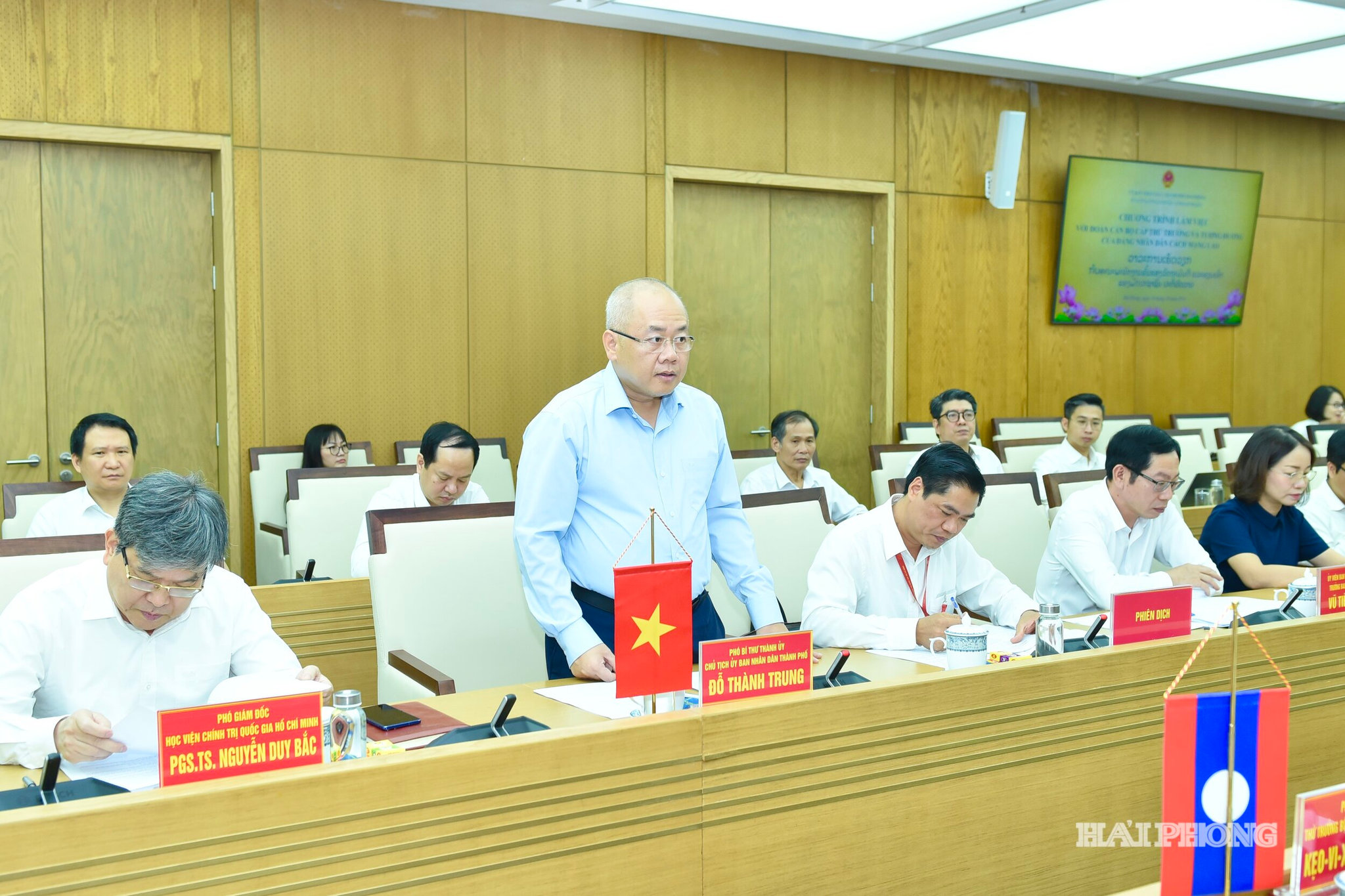 Đồng chí Đỗ Thành Trung, Phó Bí thư Thành uỷ, Chủ tịch UBND thành phố phát biểu tại cuộc làm việc với Đoàn cán bộ cấp thứ trưởng và tương đương của Đảng nhân dân cách mạng Lào.