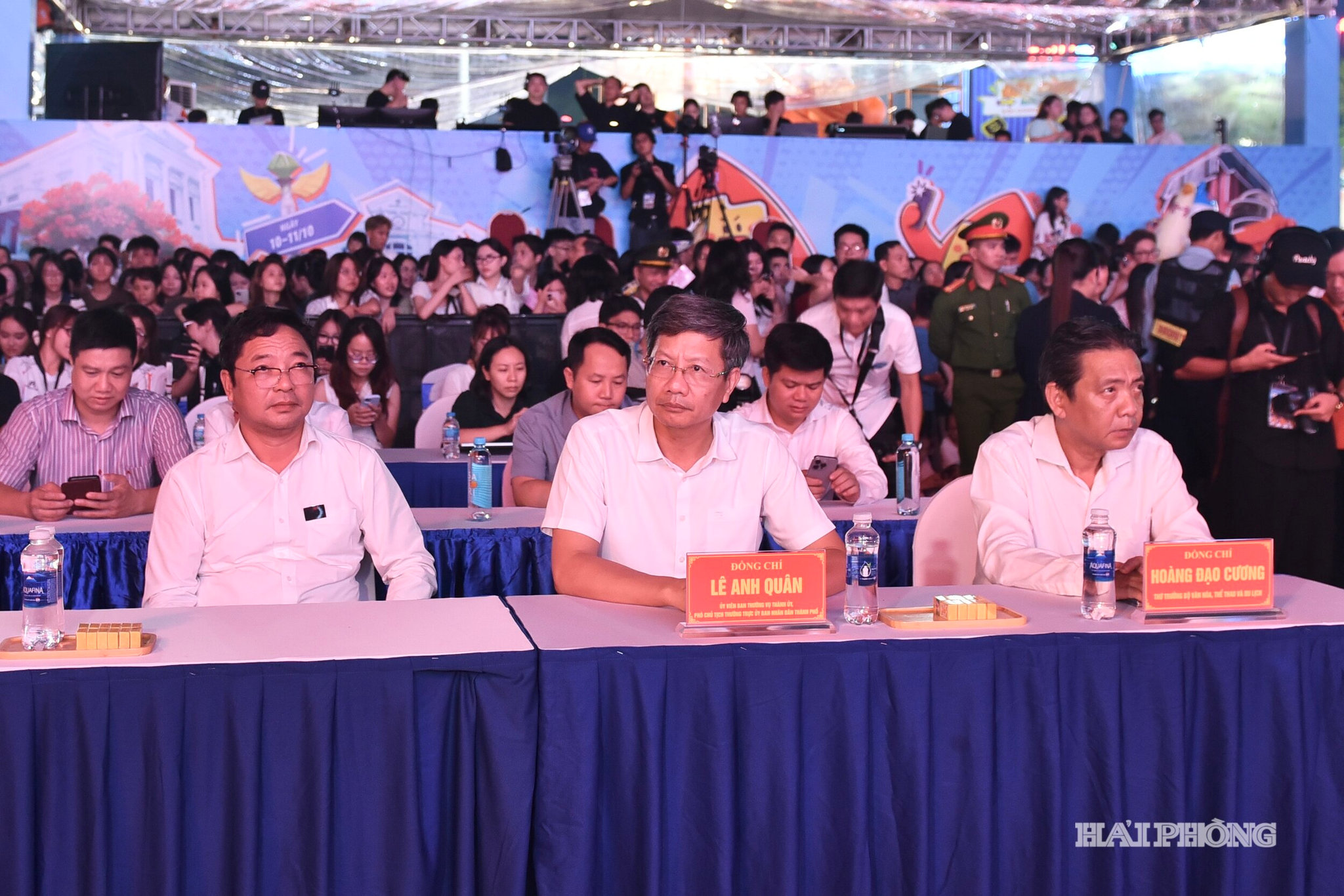 Các đại biểu dự lễ khai mạc. 