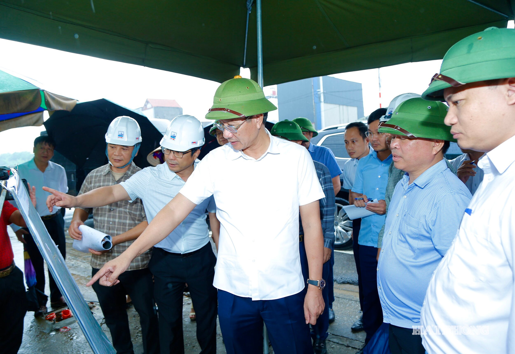 Đồng chí Lê Anh Quân, Phó chủ tịch Thường trực UBND thành phố kiểm tra tiến độ thực hiện Dự án đầu tư xây dựng tuyến đường nối Quốc lộ 5 với Quốc lộ 10 (đoạn tránh Thị trấn Vĩnh Bảo).