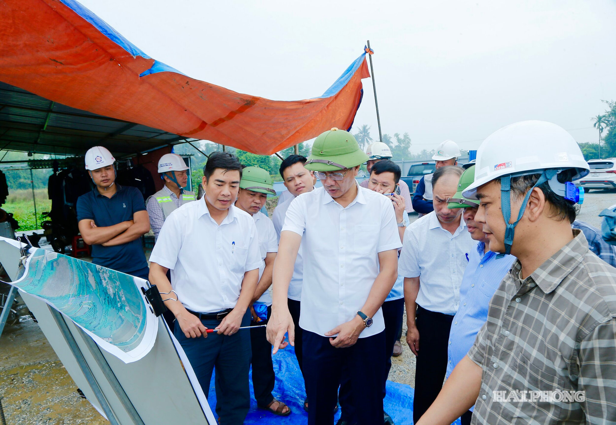 Đồng chí Lê Anh Quân, Phó chủ tịch Thường trực UBND thành phố kiểm tra tiến độ thực hiện Dự án đầu tư xây dựng tuyến đường từ đường 354 (huyện Tiên Lãng) đến Quốc lộ 10 (huyện Vĩnh Bảo).