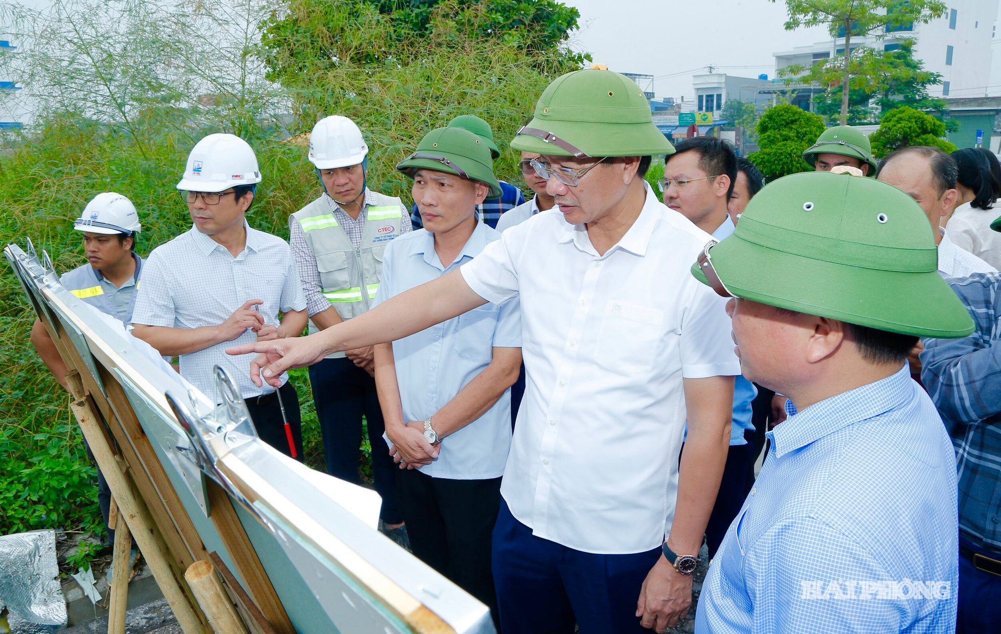 Đồng chí Lê Anh Quân, Phó chủ tịch Thường trực UBND thành phố kiểm tra tiến độ thực hiện Dự án đầu tư xây dựng tuyến đường từ đường 354 (huyện Tiên Lãng) đến Quốc lộ 10 (huyện Vĩnh Bảo).