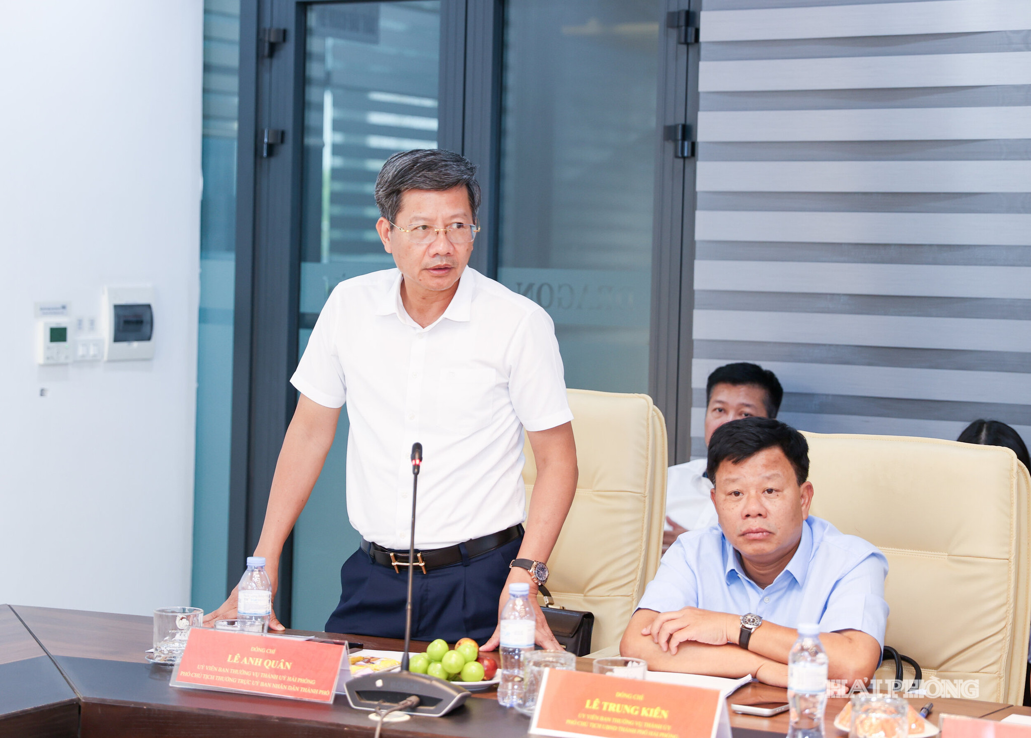 Đồng chí Phó Chủ tịch Thường trực UBND thành phố Lê Anh Quân phát biểu tại cuộc làm việc