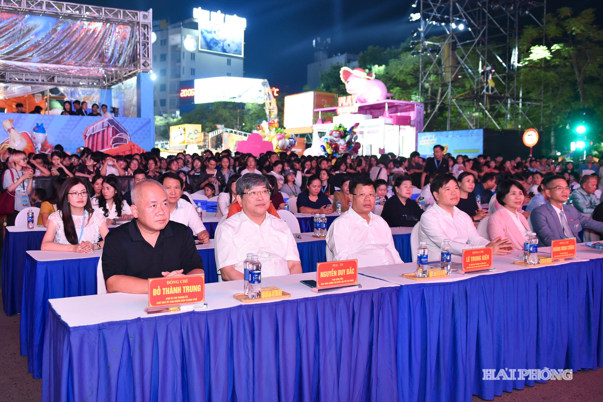 Đồng chí Đỗ Thành Trung, Phó Bí thư Thành uỷ, Chủ tịch UBND thành phố cùng các đại biểu dự lễ khai mạc. 