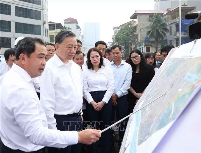 gdumipbscej8px9yvwp5qqzjlhfts-_potal-tong-bi-thu-chu-tich-nuoc-kiem-tra-cong-trinh-giao-thong-trong-diem-o-ha-noi-stand.jpg.avif