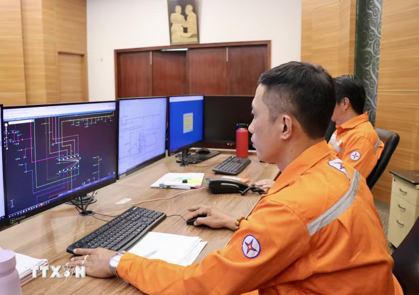 Cán bộ nhân viên Công ty Điện lực. (Ảnh: Thanh Vũ/TTXVN)