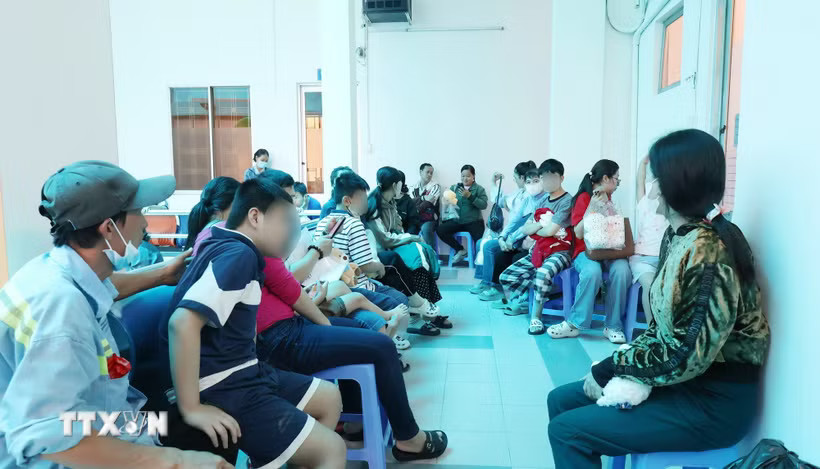 Phụ huynh và bệnh nhi đang chờ đợi đến lượt khám tại Khoa Tâm lý-Tâm thần trẻ em, Bệnh viện Tâm thần Thành phố Hồ Chí Minh. (Ảnh: Đinh Hằng/TTXVN)