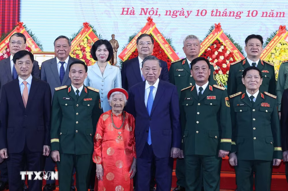 ttxvn_tong-bi-thu-chu-tich-nuoc-du-le-ky-niem-80-nam-ngay-truyen-thong-luc-luong-vu-trang-thu-do-7.jpg