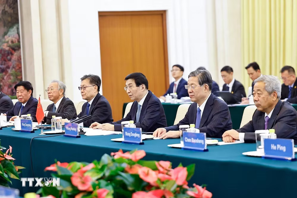 ttxvn_chu-tich-quoc-hoi-tran-thanh-man-hoi-kien-chu-tich-chinh-hiep-toan-quoc-trung-quoc-vuong-ho-ninh-4408.jpg