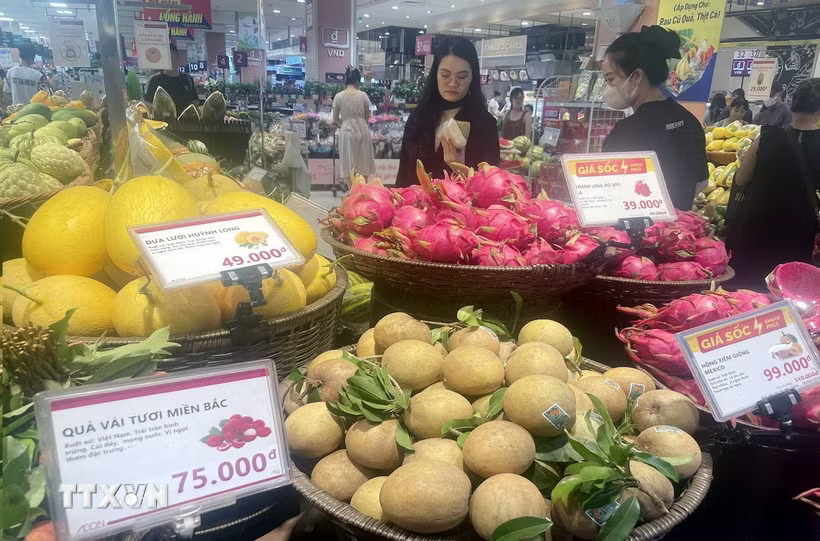 Khách hàng lựa chọn hàng hóa tại siêu thị AEON Long Biên. (Ảnh: Trần Việt/TTXVN)