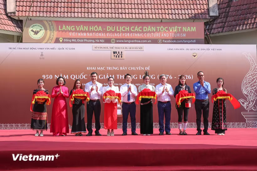 Các đại biểu cắt băng khai mạc triển lãm. (Ảnh: Trịnh Ngọc/Vietnam+)