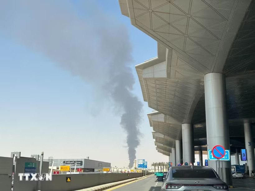 Khói bốc lên sau một vụ tấn công tại Riyadh, Saudi Arabia. (Ảnh: THX/TTXVN phát)