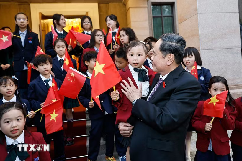 Chủ tịch Quốc hội Trần Thanh Mẫn với các cháu thiếu nhi và cộng đồng người Việt Nam tại Trung Quốc. (Ảnh: Doãn Tấn/TTXVN)