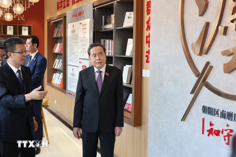 Chủ tịch Quốc hội Trần Thanh Mẫn khảo sát tại điểm liên lạc lập pháp Nam Ma Phòng ở quận Triều Dương. (Ảnh: Quang Hưng/TTXVN)