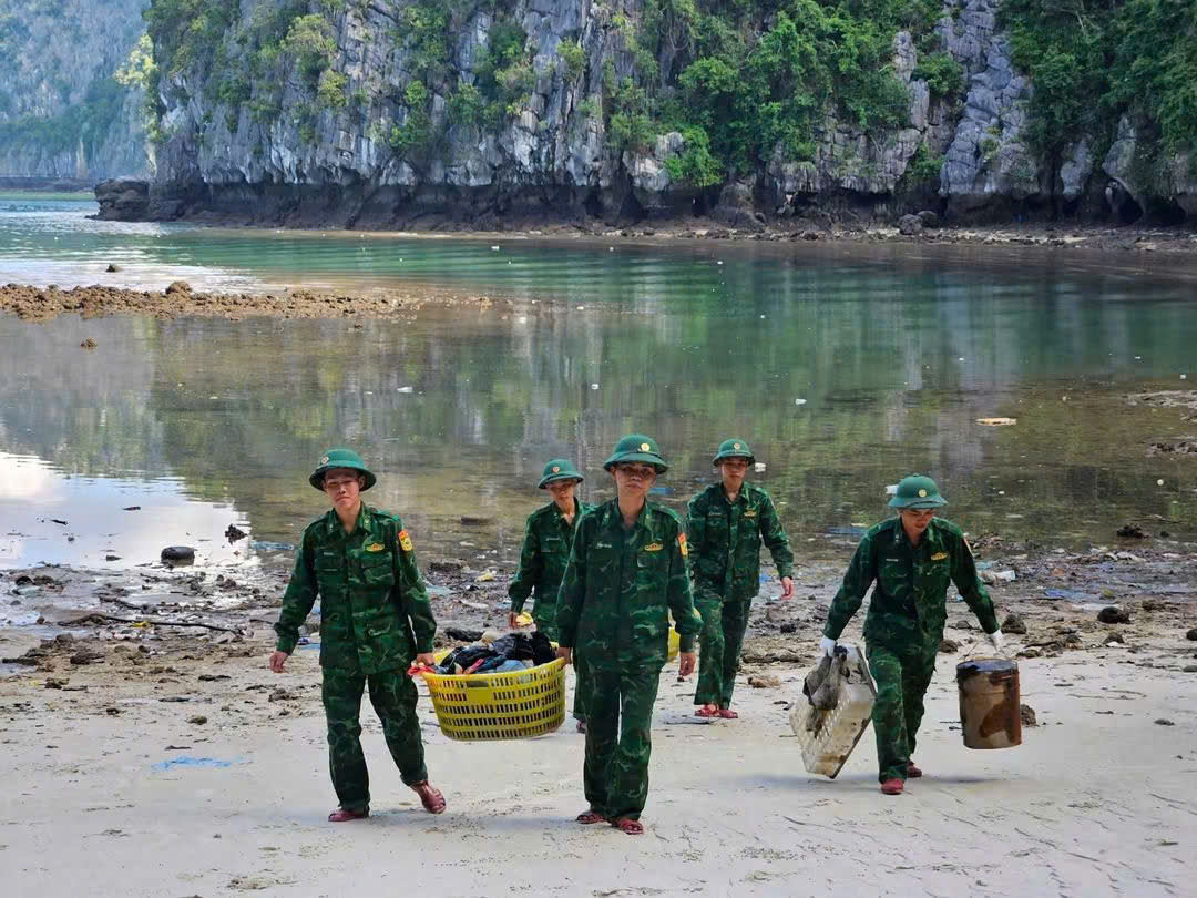 Thanh niên lực lượng vũ trang tại đặc khu ra quân “Ngày chủ nhật xanh” thu gom rác trôi nổi, làm sạch mặt nước khu vực vịnh Lan Hạ.